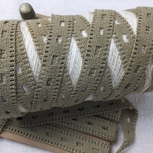5 mètres de dentelle ancienne, entre deux, écru foncé "bis". 1950’s. 5 yards 46 of Vintage beige lace.