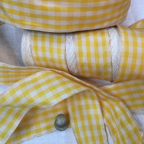 10 mètres par 3,80cm de Ruban à carreaux, ancien, jaune et blanc, fleuriste. 10.93 yards of Vintage wire edged woven check ribbon.