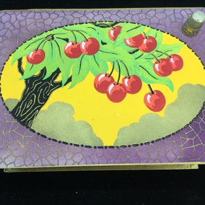 Boite de chocolat ancienne en carton, peinte à la main."la reine margot, Biarritz-Cauterets, Lourdes".Vintage French chocolate box. 1930's
