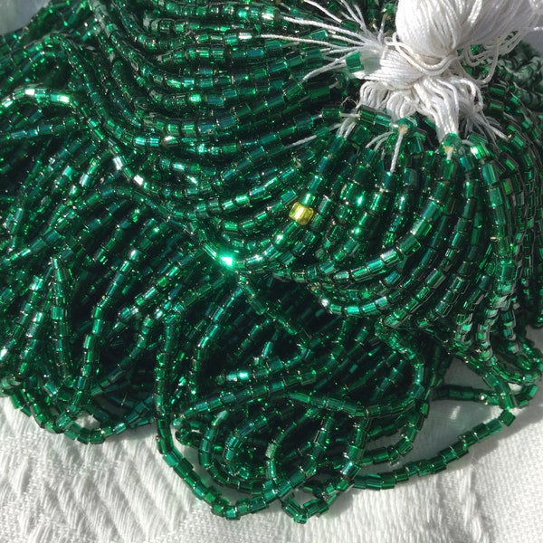 88g de perles de verre vert, anciennes, sur fil. Perles broderie, bijoux. 10000 Vintage glass seed beads. 1930s