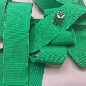 2,20 mètres par 3 centimètres 80 de Gros grain vert, ruban chapeaux. Vintage green grosgrain ribbon, cotton. Millinery hat