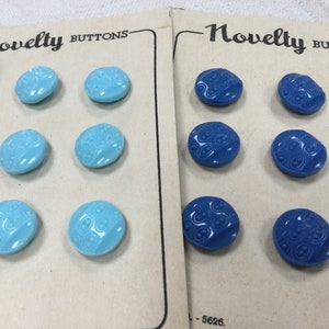 18 boutons en verre bleu et bleu ciel, des années 1940. 1cm40.Glass Buttons 1940s dot detail.