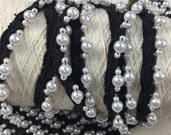 4,5 m de ruban / galon guipure perlé, à coudre. 4.92 yds of Gimp braid with white plastic pearl and silver glass beading.