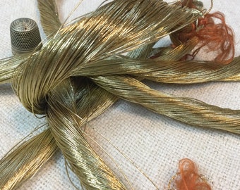 Écheveau de fil en coton enrobé de fil doré, ancien. Skein of 25 meters of vintage gold thread, embroidery, lace.