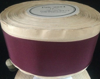 32m x 3.90cm de ruban bordeaux, soie artificielle, lisières tissées, 1940s. Vintage burgundy artificial silk ribbon. Woven edges