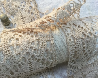 1.88m x 7.50cm de dentelle ancienne au crochet réalisée à la main, bis. Vintage French ecru crochet lace.