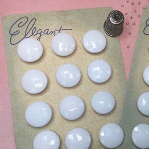 12 Boutons en verre faceté blanc, 2,30 cm. Vintage faceted Glass Buttons 1940s. 0’’90.