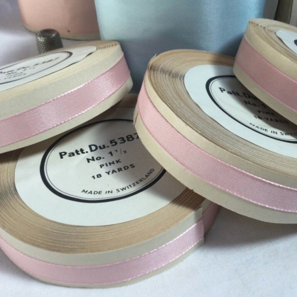 16 mètres par 1 cm de ruban rose, ancien en rayonne. 18 yards x 25/64in of vintage rayon Ribbon. Whole Roll, pink.