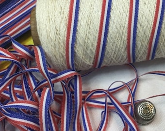 12 mètres de Ruban étroit, tricolore, ruban pour médailles, en coton ( par 0,60cm). 13.12 yards of Vintage French ribbon in cotton, 1960’s.