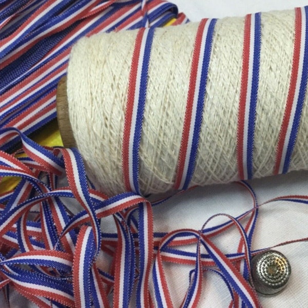 12 mètres de Ruban étroit, tricolore, ruban pour médailles, en coton ( par 0,60cm). 13.12 yards of Vintage French ribbon in cotton, 1960’s.