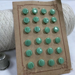 24 groene glazen knopen op kaart; 0,70 cm, marmereffect. 24 vintage groene glazen knopen. 0"27