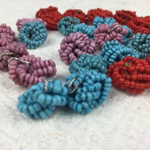 30 boutons anciens, en perles de verre. Rouge, mauve, bleu. Créations bijoux... image 5