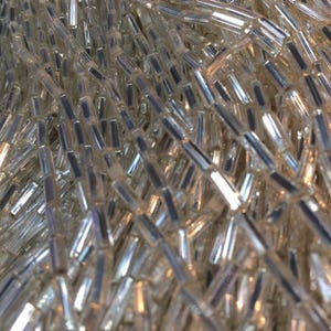 450g of antique silver-plated glass beads (1930-1950). On thread, ideal for Lunéville embroidery or jewelry. Czechoslovakian glass beads
