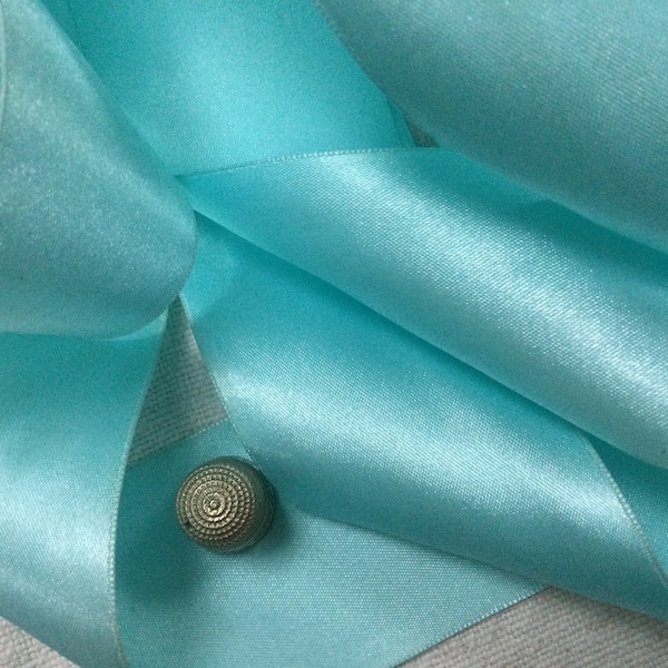 10 mètres par 5cm de ruban bleu, en satin. 10.93yds of Vintage Blue Satin Ribbon, 1"96 wide. AL TAHAN BROTHERS.