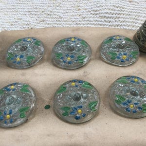 12 Boutons anciens en verre transparent, fleurs peintes à la main , 2,2cm. Antique hand painted glass buttons. 1920’s