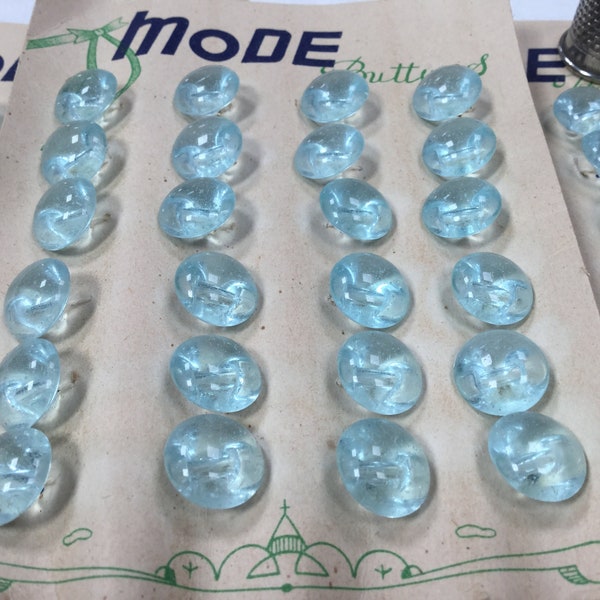 24 Boutons en verre anciens, bleu ciel transparent, 1,2cm. Carte D'origine. Vintage clear sky blue glass buttons. 0"47