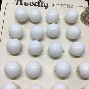 24 boutons en verre blanc, ronds, anciens, 12mm. Sphère, à queues. Vintage white round glass buttons. 0''31