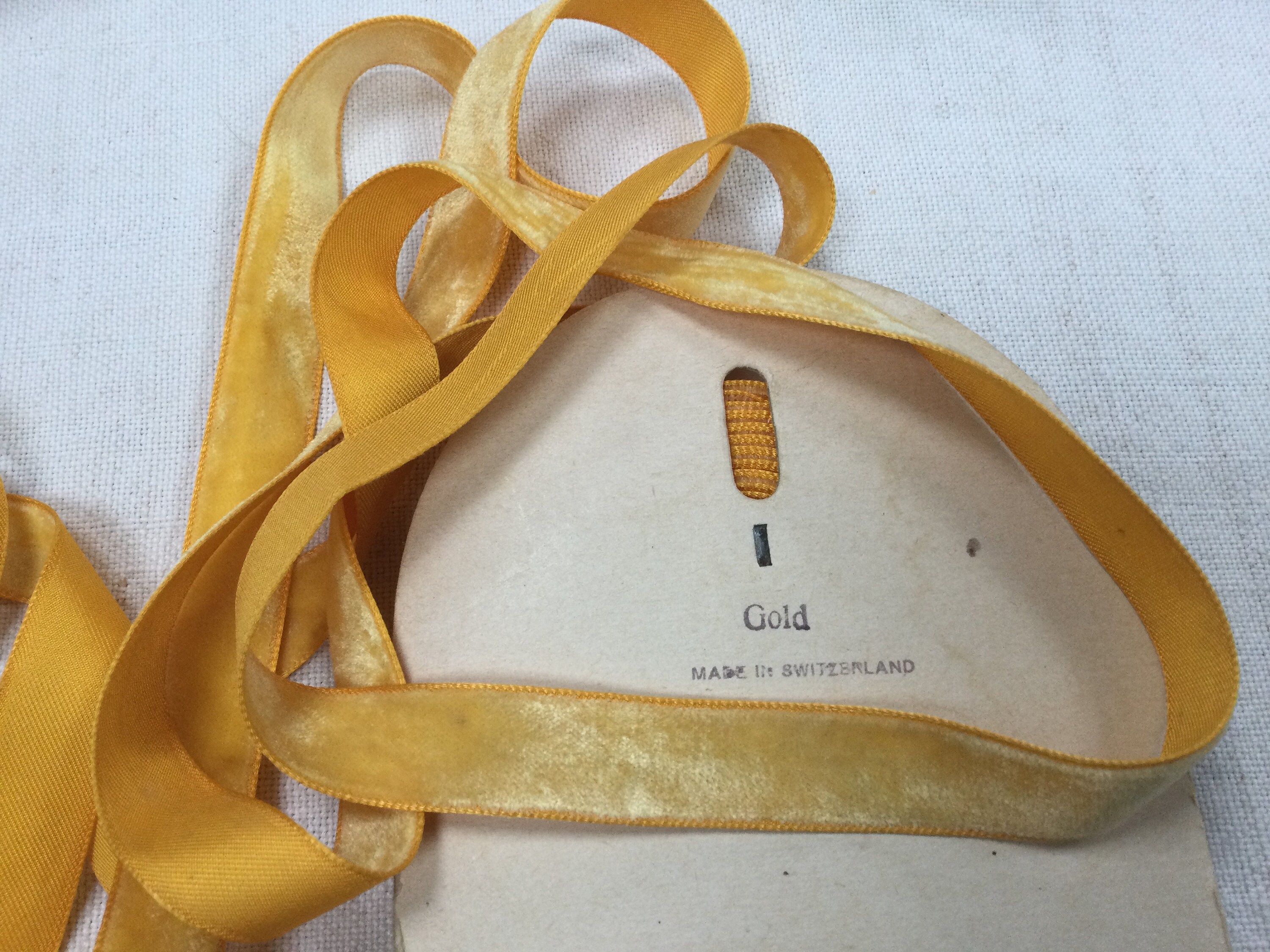 Ruban De Velours Jaune Paille - 12.50 Mètres De Long, 1 Cm De Large, Neuf, Synthétique, Uni