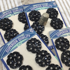 Lot de 24 boutons sur carte, anciens, en forme de fleurs, 2,7 cm, en plastique noir/ Vintage black, plastic buttons. Made in USA. 60s