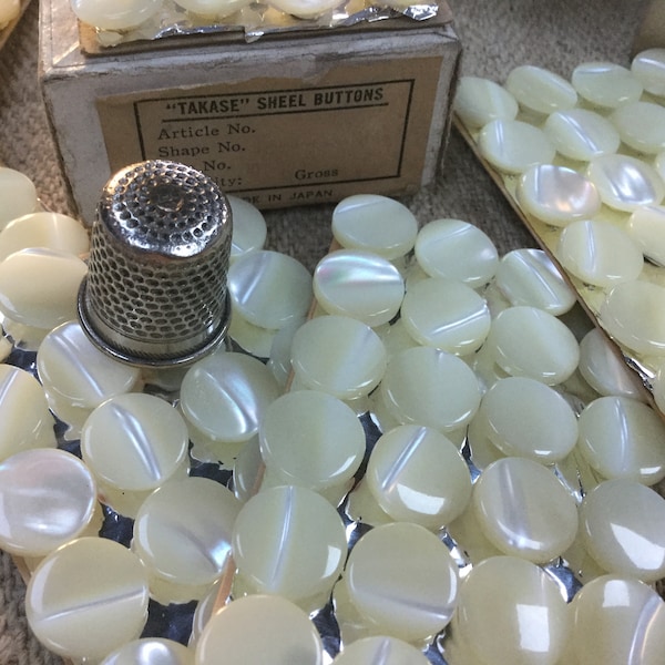 24 boutons en nacre, 1,2cm, des années 40 sur carte. 24 vintage mother of pearl buttons. 40s. Made in Japan.