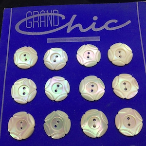 24 boutons de nacre, 1,80 cm, forme de fleurs, des années 1930 à 1940, sur carte. 24 vintage mother of pearl / shell buttons, motifs flowers