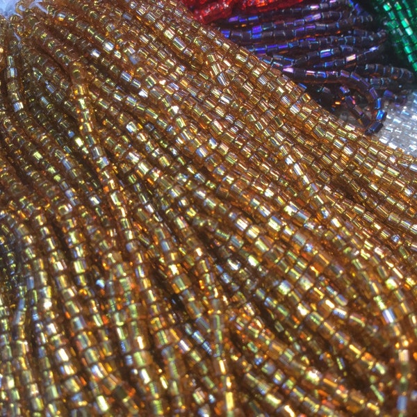 85g de perles en verre, dorées, sur fil. broderie, bijoux. 9600 Vintage gold glass seed beads.