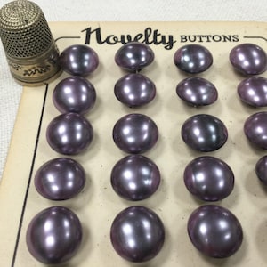 24 Boutons de verre, anciens, violet effet nacré, 1950s, sur carte, 1,3cm / Vintage Pearlised Glass buttons, purple. 0"51