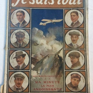 以下が含まれることがあります： 1912年8月号のビンテージ雑誌の表紙。山脈の上を飛ぶ複葉機が描かれている。表紙のタイトルは「Je sais tout」で、円形のフレームの中に何人かの男性の肖像画が描かれている。画像の下のテキストは「Nuit récits d'aviateurs Ma minute la plus angoissante」となっている。