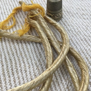 Écheveau de fil en coton enrobé de fil doré, ancien. Skein of 25 meters of vintage gold thread, embroidery, lace.