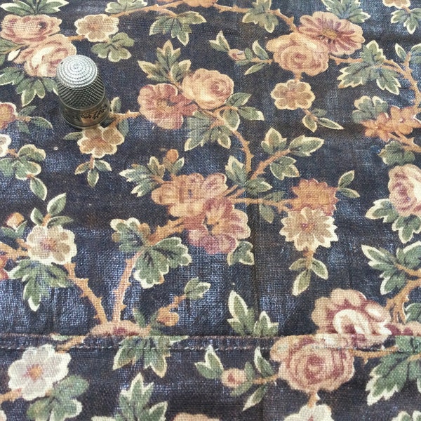 Coupon de tissu ancien, 19ème siècle, coton chintz, fleuri, plastron Hollandais. collection. Antique Dutch chintz, 19th Century fabric.