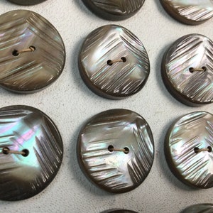 Carte de 24 jolis boutons en nacre, anciens, "gris marron irisé". 2cm10. Vintage french mother of pearl buttons. Iridescent buttons. 1940's