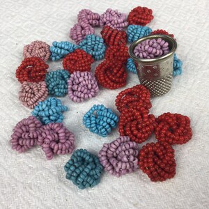 30 boutons anciens, en perles de verre. Rouge, mauve, bleu. Créations bijoux... image 2