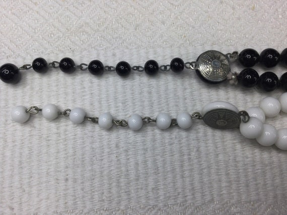 2 Colliers de perles rondes, de verre blanc et no… - image 7