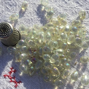 10 Clear Glass Teardrop Beads, 1cm. 10 Vintage Glass Pearl Teardrop Beads, 25/64in. 1940 to 1950s.