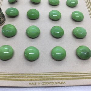 24 Boutons anciens, en verre, sur carte, verts, 1920/30, 1 centimètre. 24 Antique Czechoslovakian Glass Buttons. 0"43