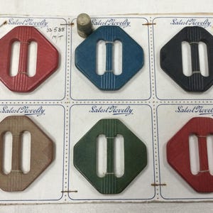 Carte de présentation, 6 Boucles de ceintures anciennes, colorées, des années 1960. Imitation bois. Mode Française. 6 vintage French buckles