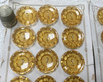 12 Boutons de verre jaune transparent, anciens, 2,3cm. Motifs fleurs. 12 antique yellow ,Clear Glass Buttons 1920s