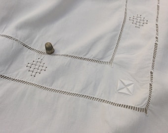 Drap d'accouchée, ancien, en lin blanc, Brodé à la main. Antique french sheet, linen. Hand embroidered.