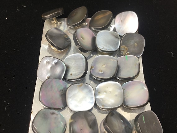 Lot De Boutons Anciens Sur Carte Carrée Gris - 32 Pièces - Occasion