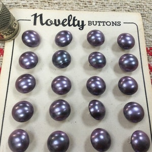 24 Boutons de verre, anciens, violet effet nacré, 1950s, sur carte / Vintage Pearlised Purple Glass buttons. 1cm