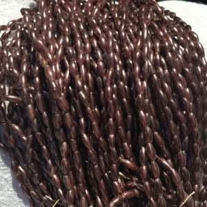 40 g de cuentas alargadas, vidrio, color chocolate. 600 Granos de vidrio alargado vintage de chocolate.