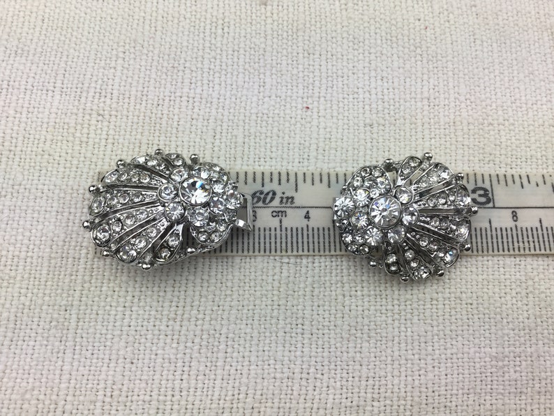 Boucles de ceinture, argentée avec des strass en verre effet diamants, style début 20ème s. Antique style diamante buckle. image 7