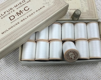 Caja de 12 bobinas de hilo de algodón DMC, blanco n.° 40, mercería antigua. Caja original. Cable Alsaciano de la década de 1940. Bobinas de madera.