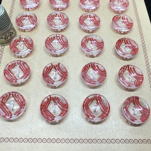 24 petits boutons anciens, en verre transparent et rouge, 1,5cm. 2 trous. Antique clear glass buttons. 1920’s