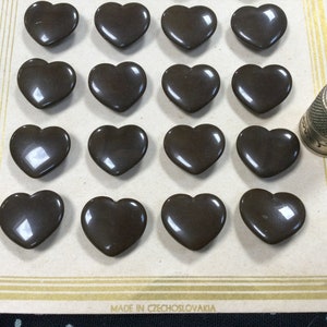 24 Boutons en verre marron, anciens, en forme de cœur, 1,8cm. Antique brown heart glass buttons