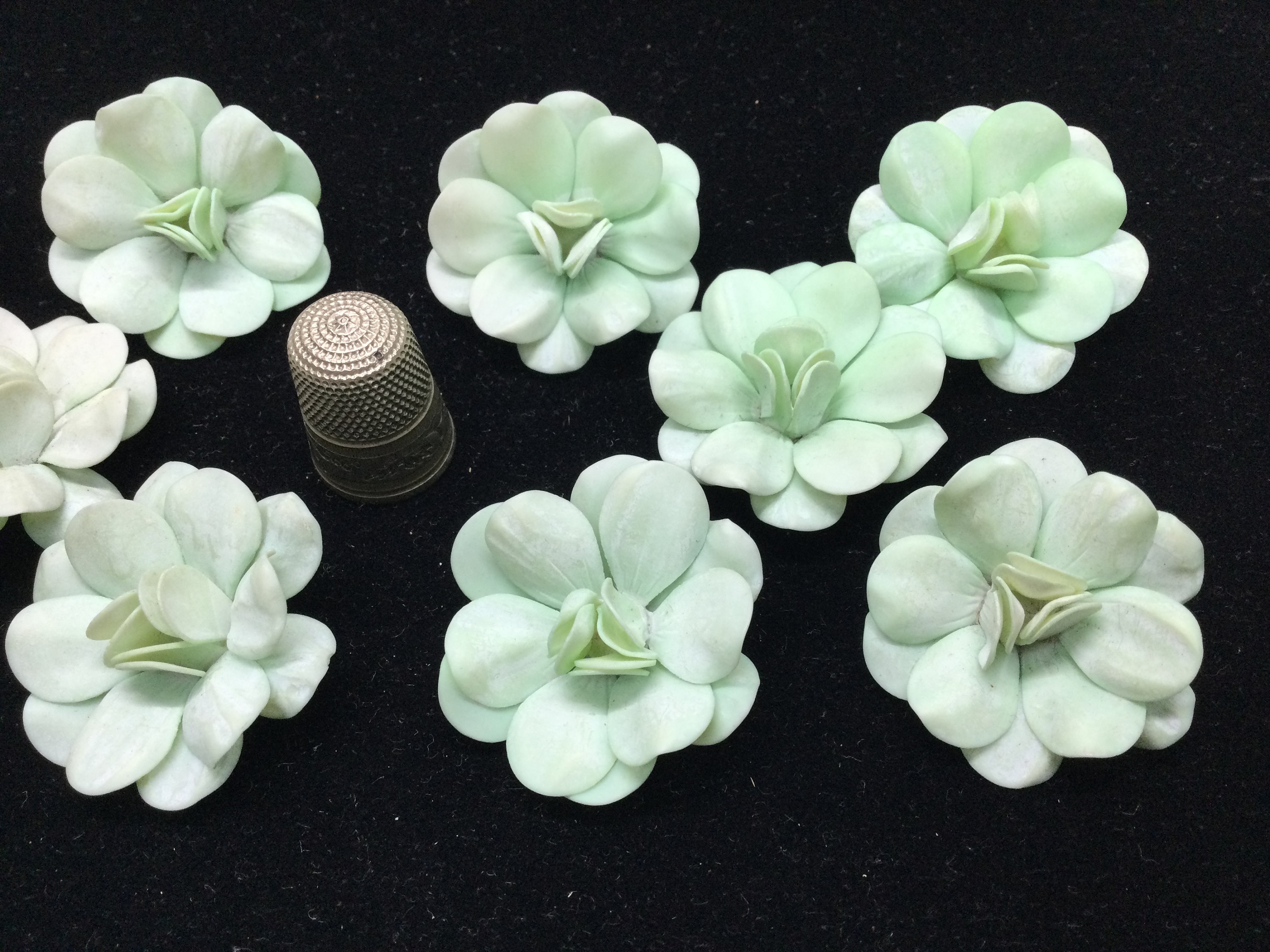 10 Fleurs Anciennes earrings. 1950 10 Vintage fades green Celluloid Flowers Bijoux En Celluloïd vert clair