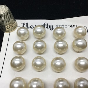 24 Boutons ronds, anciens, en verre soufflé, recouvert d'une couche effet nacré, 1950s. Sphérique / Vintage Pearlised Glass buttons. 1,2cm