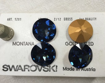4 cabochons facettés, anciens, Swarovski, bleu "Montana", 2,70cm, doré au dos. Vintage faceted Swarovsky crystal