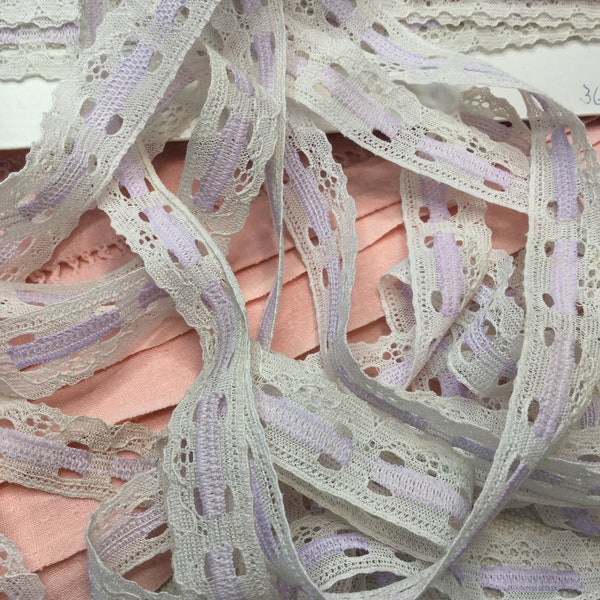 Vintage English lace, purple and white, sold by 5,46 yards . 5 mètres de dentelle ancienne violette et blanche.50’s