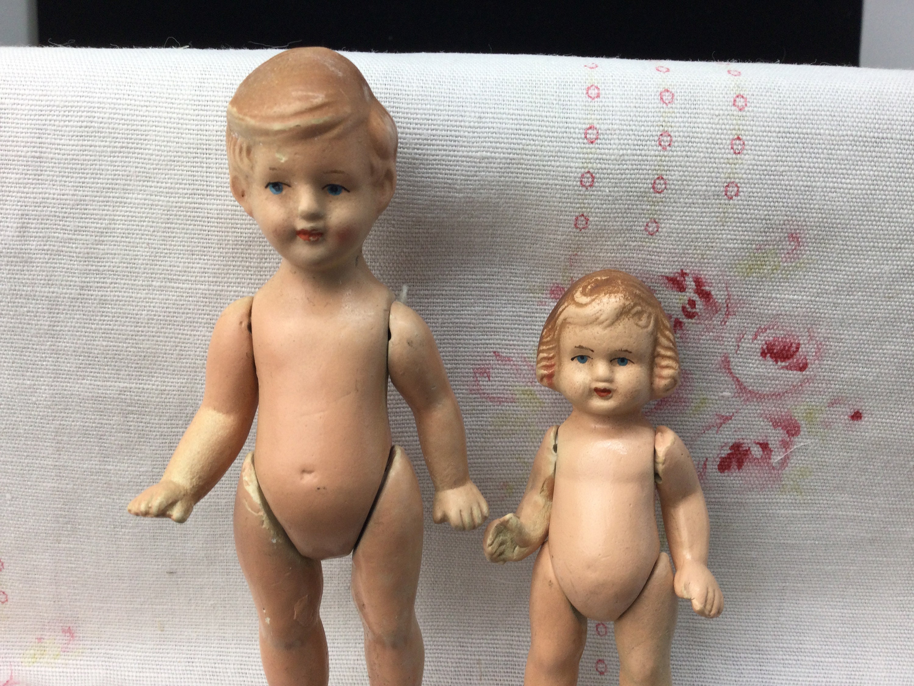 赤ちゃん人形と小さな「WOMOE」人形、関節式、1930 年代の古い、合成品
